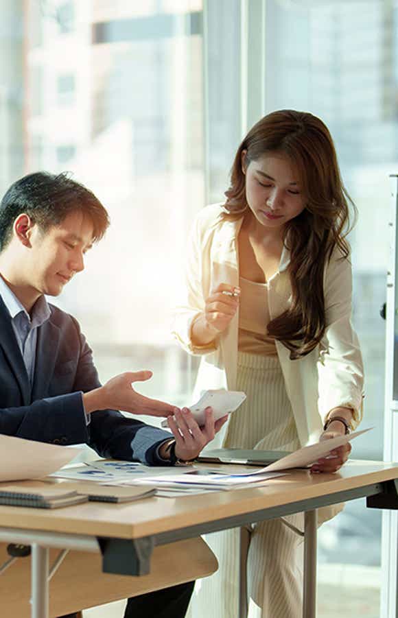 modern sales leadership team reviewing their seller's performance using richardson's sales analytics solutions